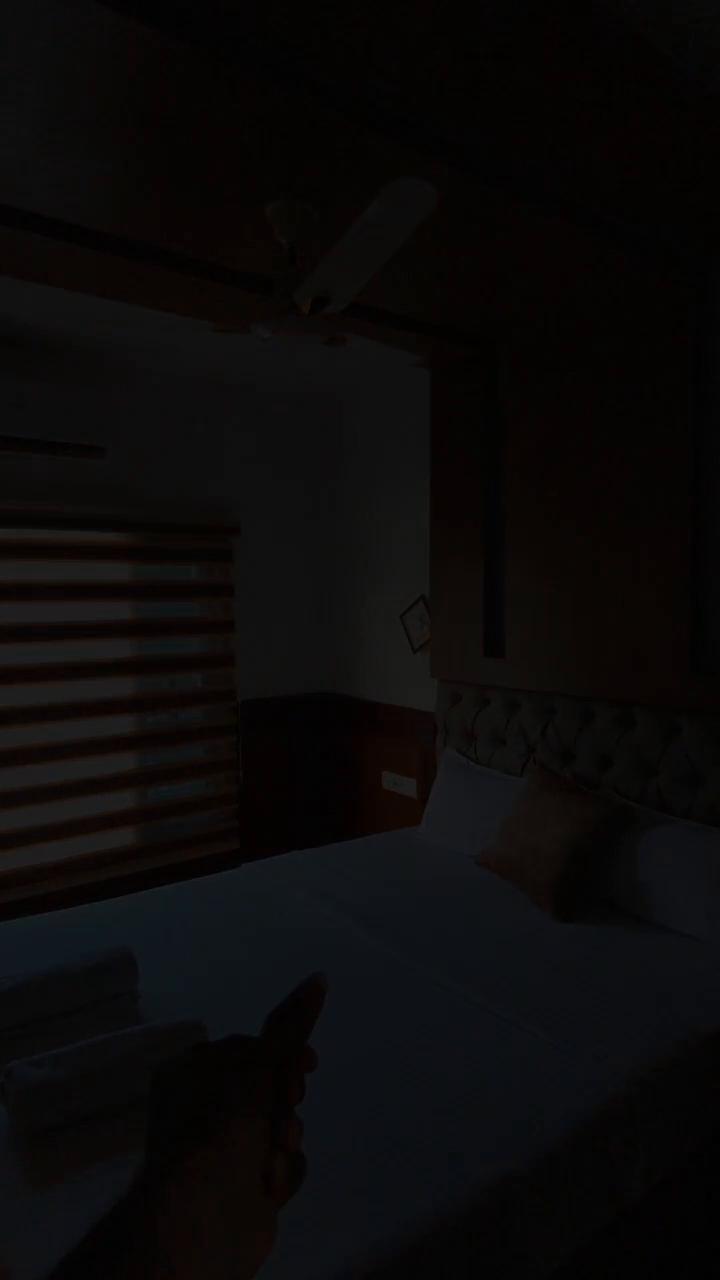 Grand Villa Houseboat - Tap to explore photos