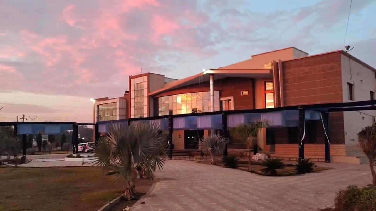 Hotel Moti Palace - Tap to explore photos