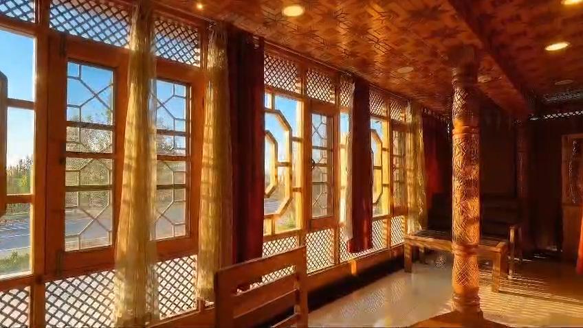 Hotel Sultan Residency Nigeen Lake - Tap to explore photos