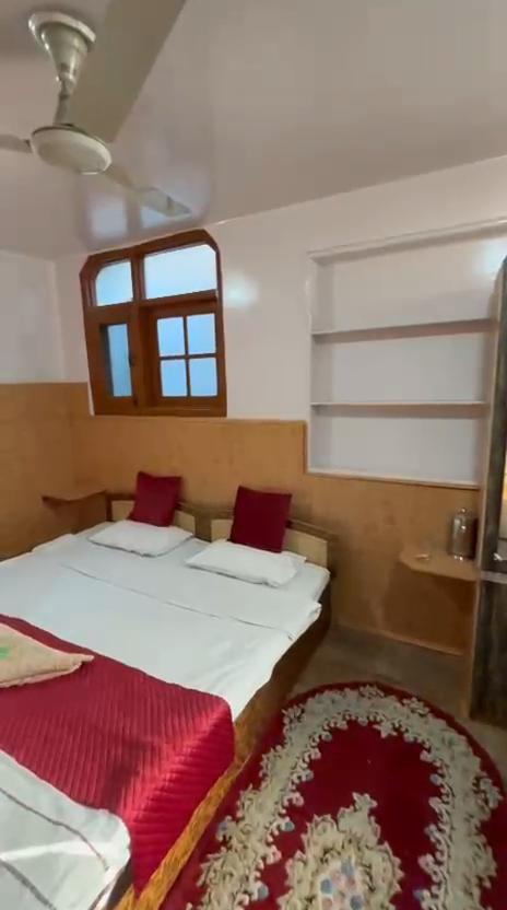 Ainoor Cottage 4BR near Dal Lake - Tap to explore photos