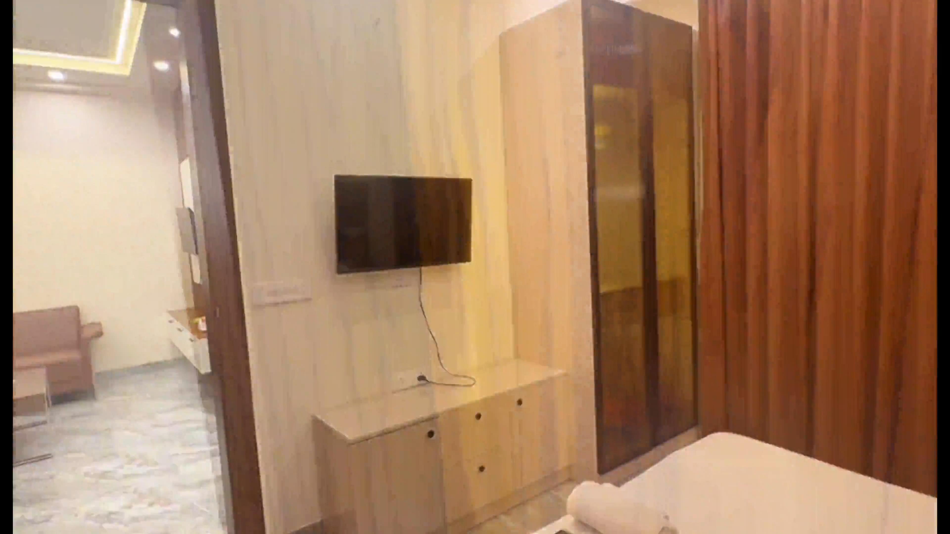 Lime Tree One BHK Service Apartment Near Artemis/Fortis - Tap to explore photos