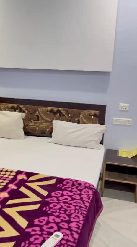 Shreyan Ganges Guest House - Tap to explore photos