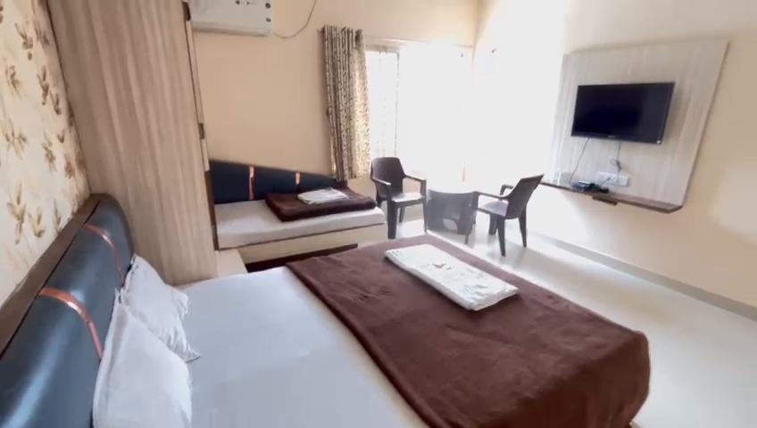 Hotel Mahakal Ashray - Tap to explore photos