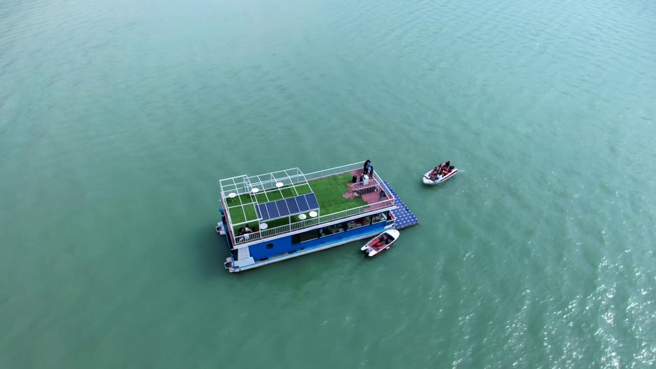 Hotel Le ROI lake View, Koti - Tap to explore photos