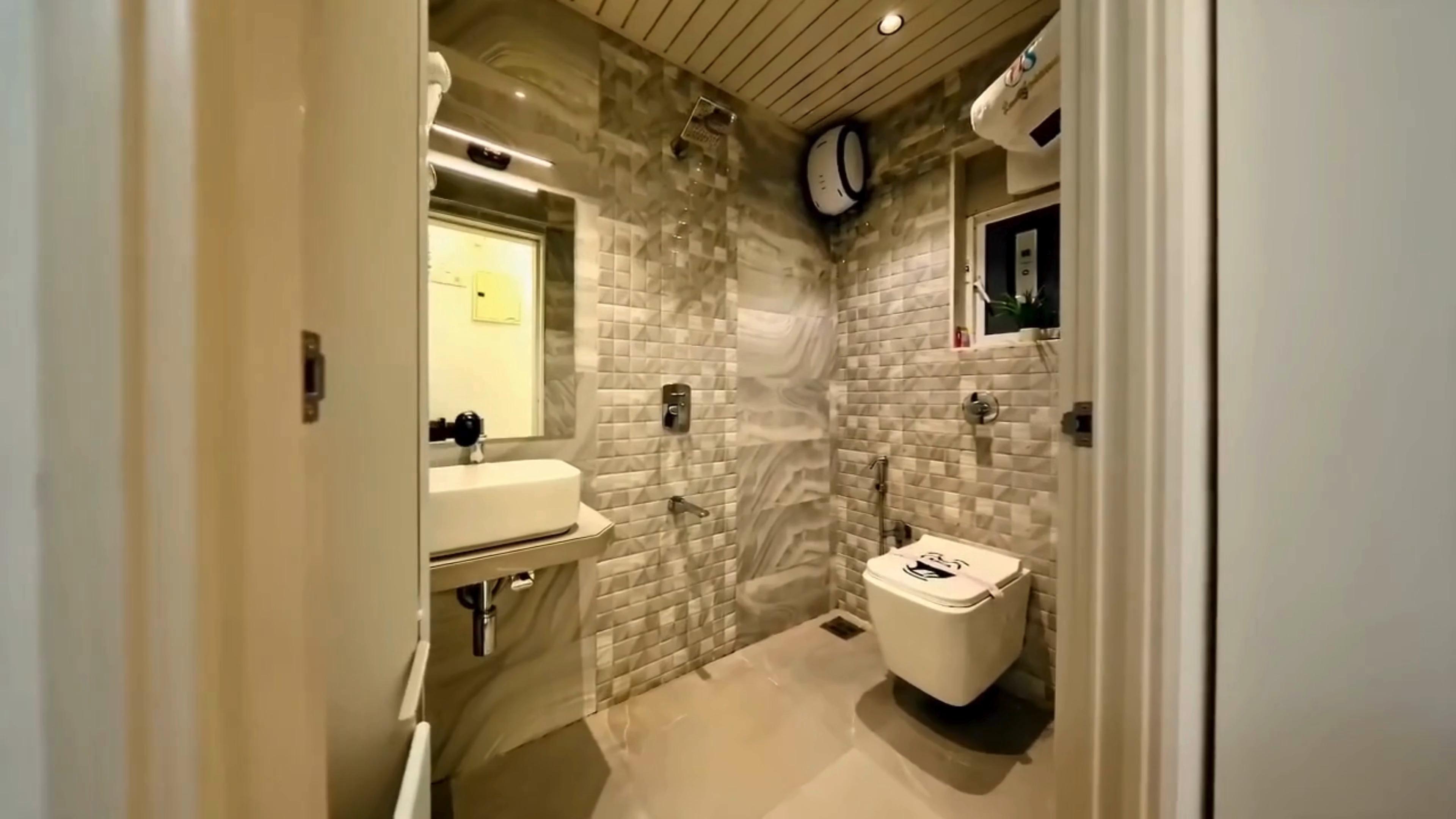 Gagal Home - Luxury Suite - Tap to explore photos