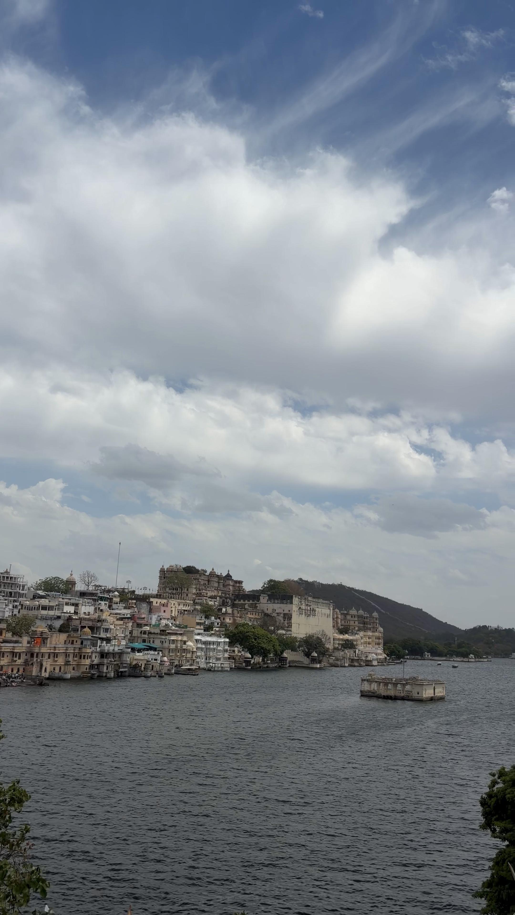 Raahgir Lake View Hostel |10 Metres from Lake Pichola - Tap to explore photos