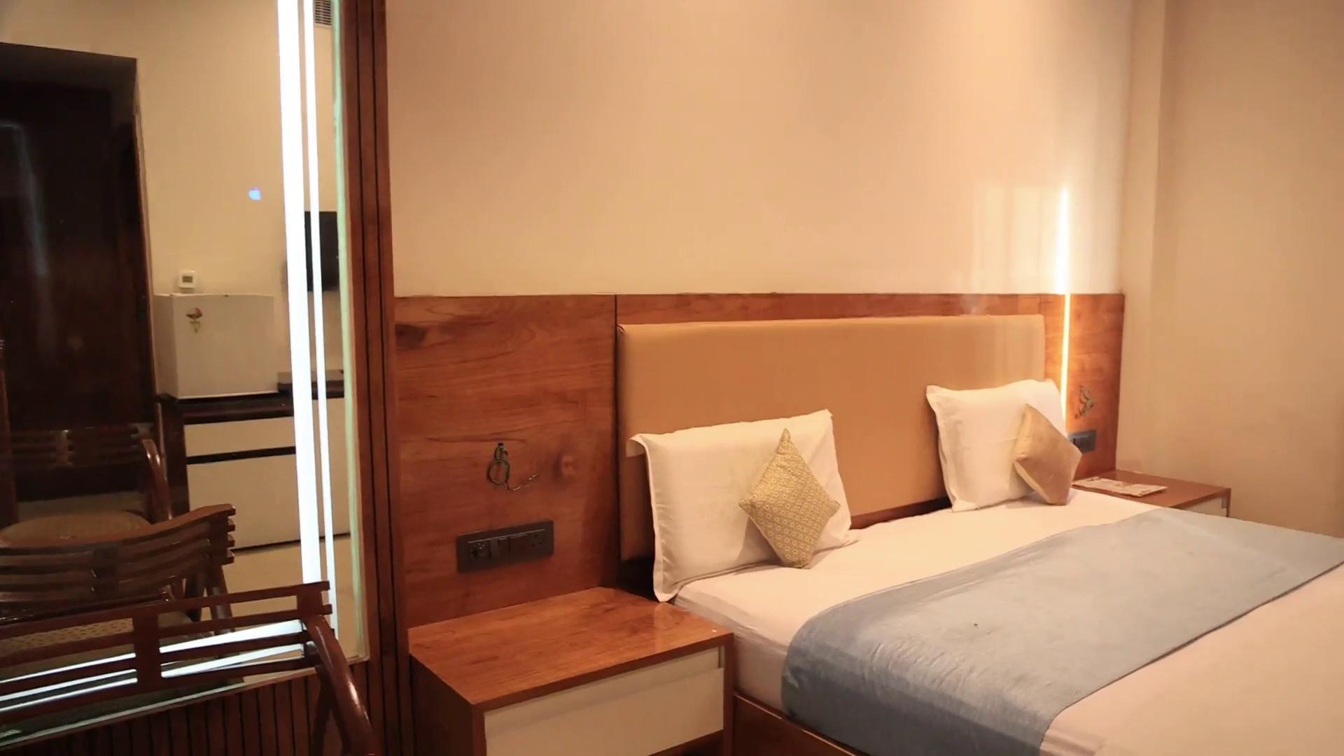 Hotel Kanha & Resort - Tap to explore photos