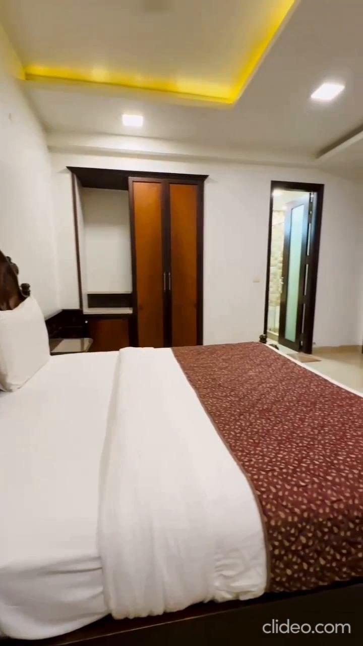 Qotel Signature Lavish Inn Rajouri Garden - Tap to explore photos